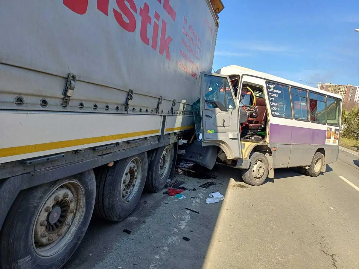 Artvin’de yolcu minibüsü TIR’a çarptı: 12 yaralı