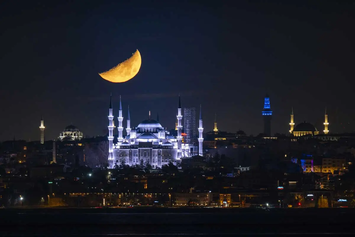 Yarım Ay, Sultanahmet Camisi’yle birlikte aynı karede