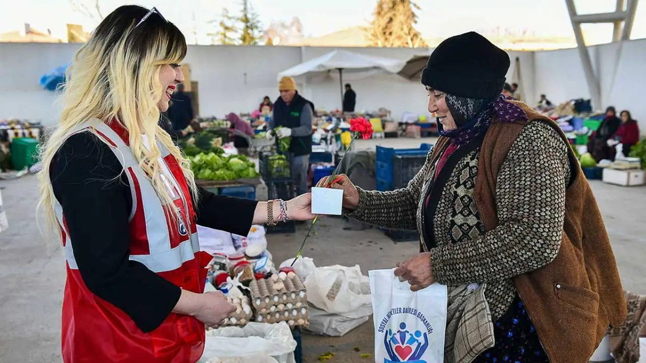 ABB’den kadınlara karanfil ve hijyen kiti hediyesi