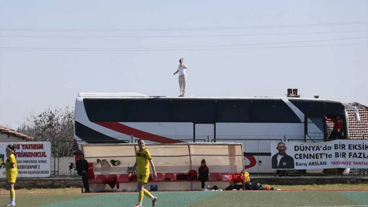 Kadın antrenör takımını otobüs üzerinden yönetti