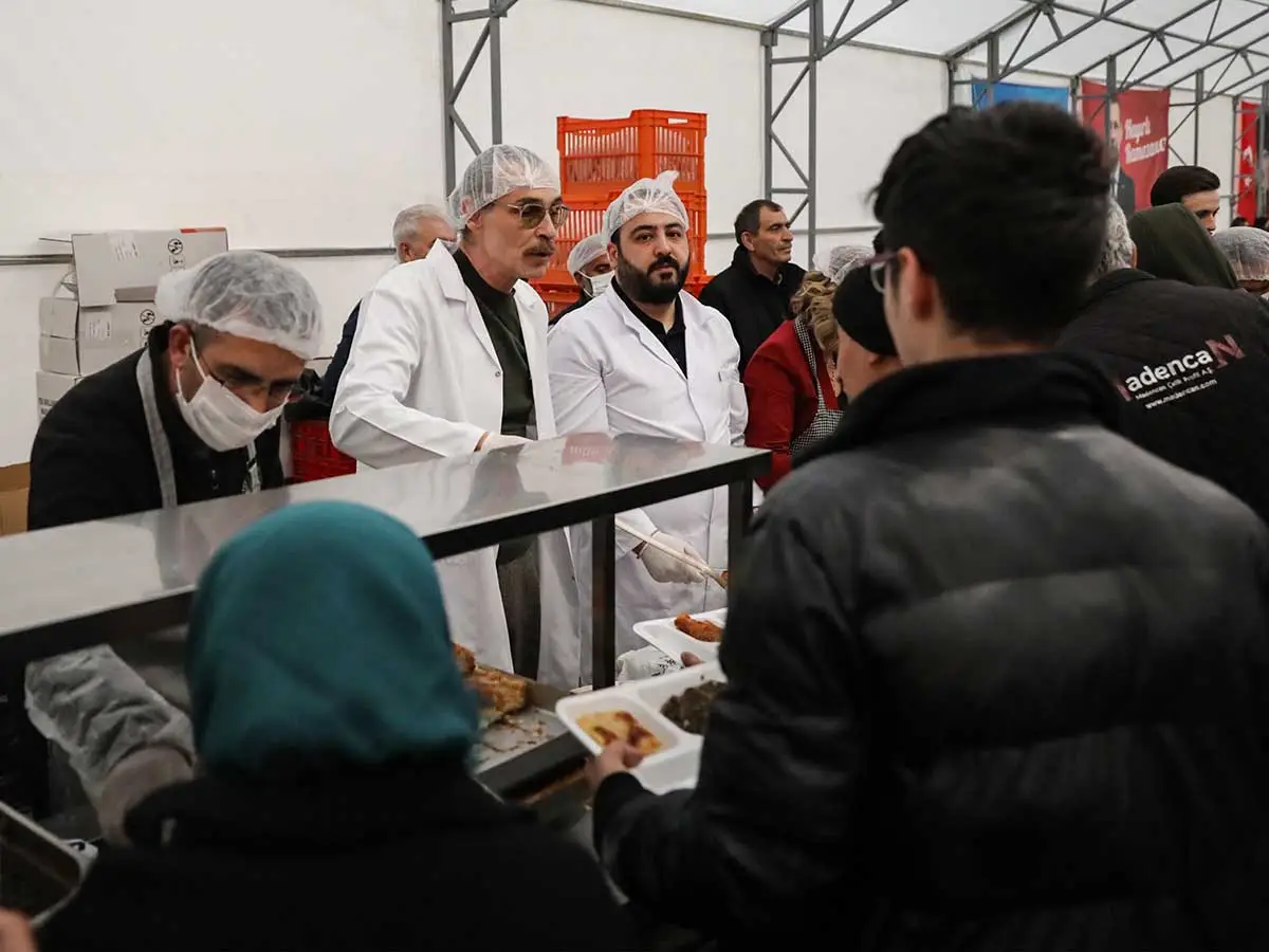 Etimesgut Belediye Başkanı Erdal Beşikçioğlu vatandaşlarla iftar yaptı