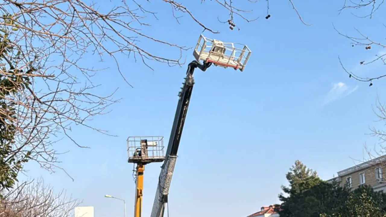 İstanbul'da 4 işçi vinç sepetinden düştü