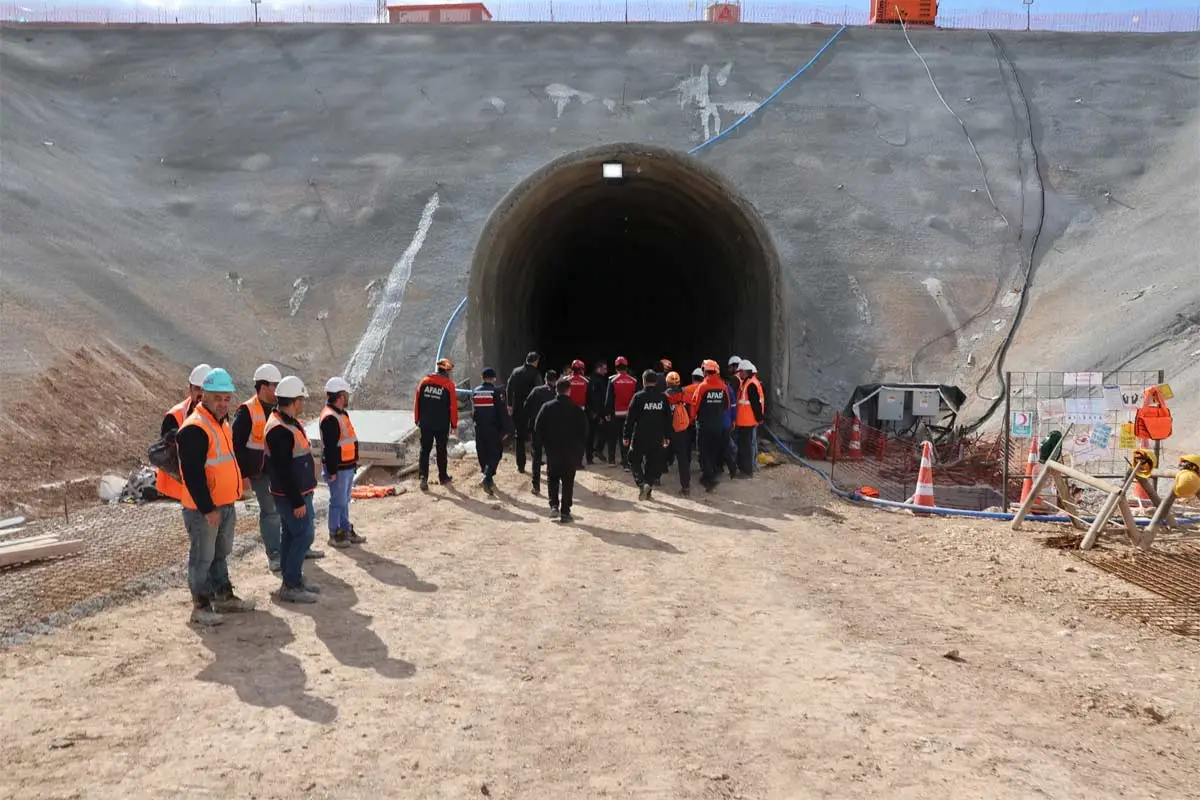 Kayseri'de hızlı tren şantiyesinde facia! Vali Çiçek acı haberi verdi