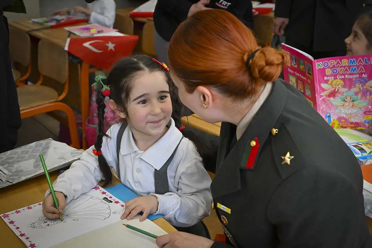 Ankaralı minik öğrenciler ilk mektupları Mehmetçiğe yazdı