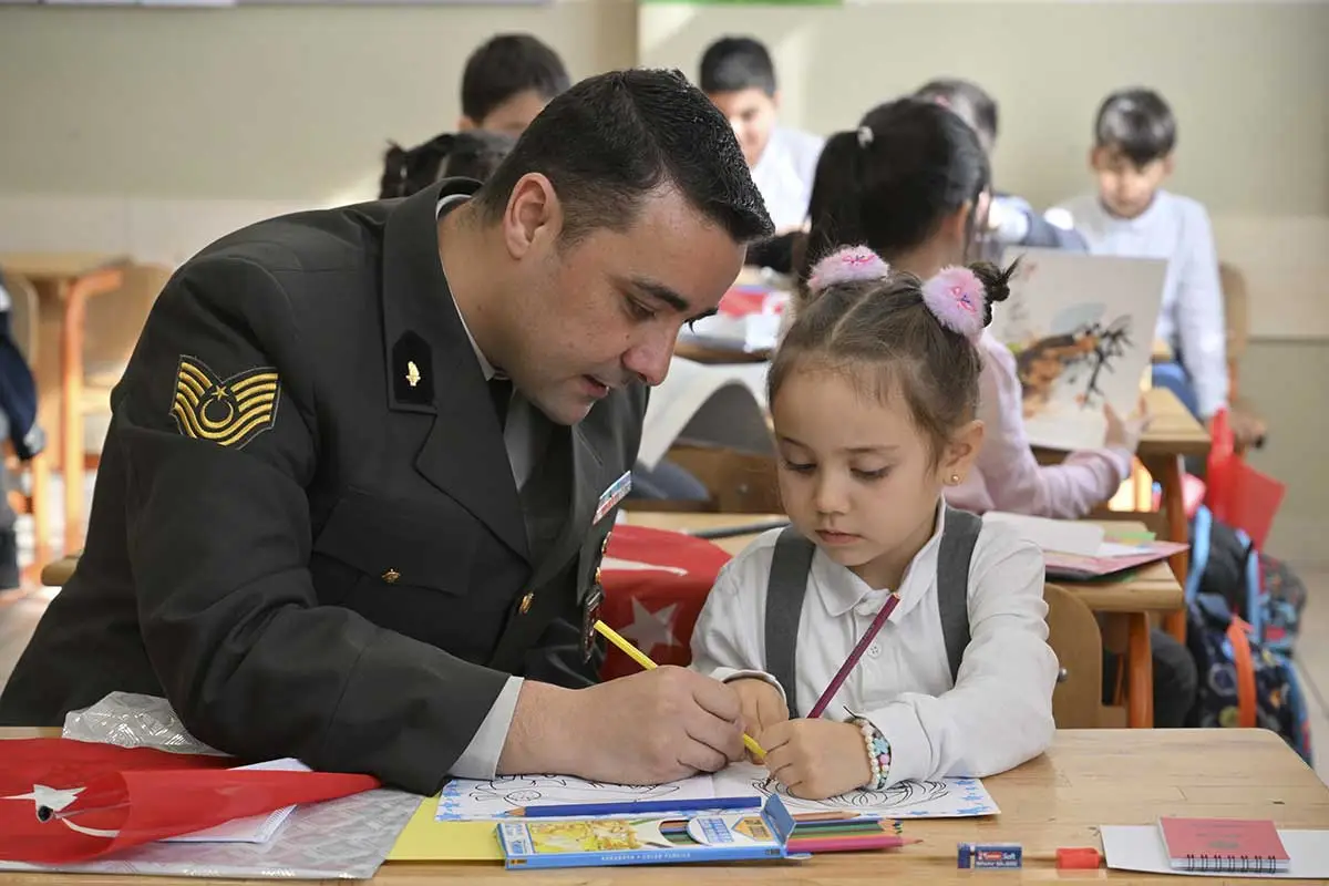 Ankaralı minik öğrencilerin ilk mektupları Mehmetçiğe