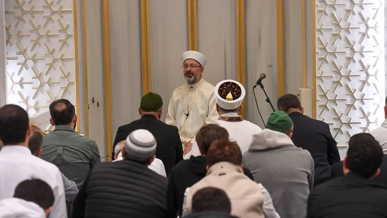 Diyanet İşleri Başkanı Ali Erbaş Ankara'da teravih kıldırdı