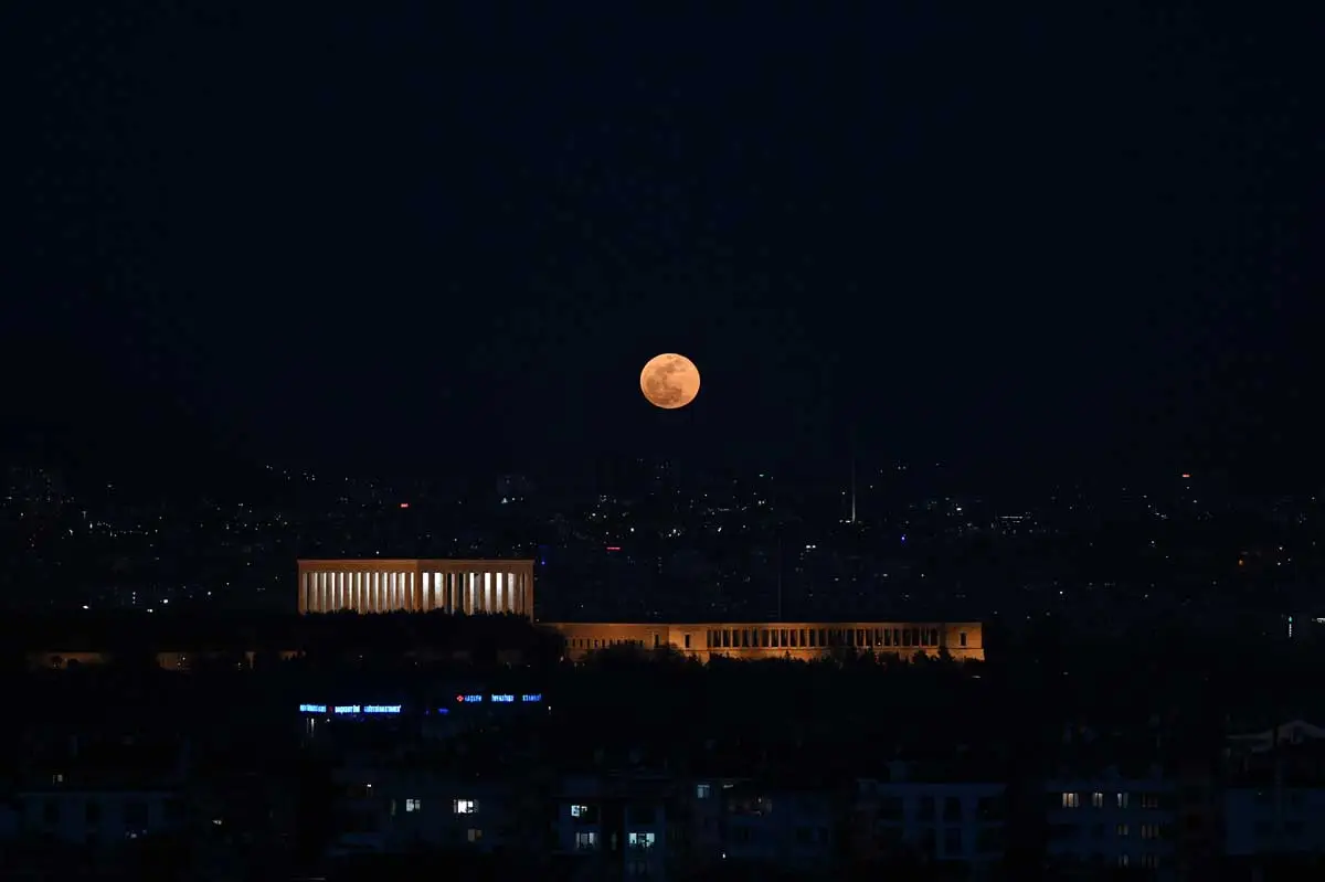 Ankara’da dolunay, Anıtkabir’le güzel görüntü oluşturdu