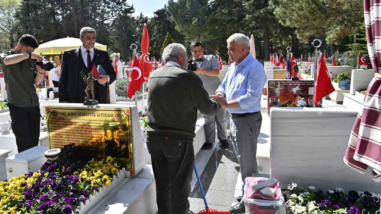Mamak Belediye Başkanı Veli Gündüz Şahin'den şehitlik ziyareti