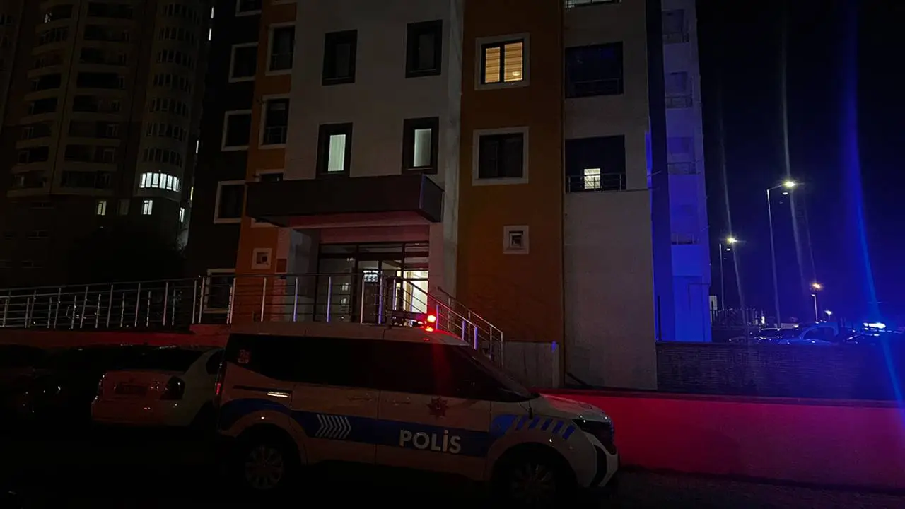 Kayseri'de bir kadının elinde bıçakla yere düştüğü iddia edildi