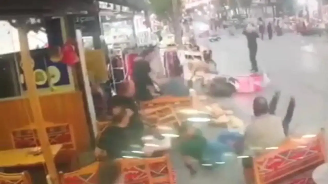 İstanbul'da kontrolden çıkan motosiklet kafeye daldı