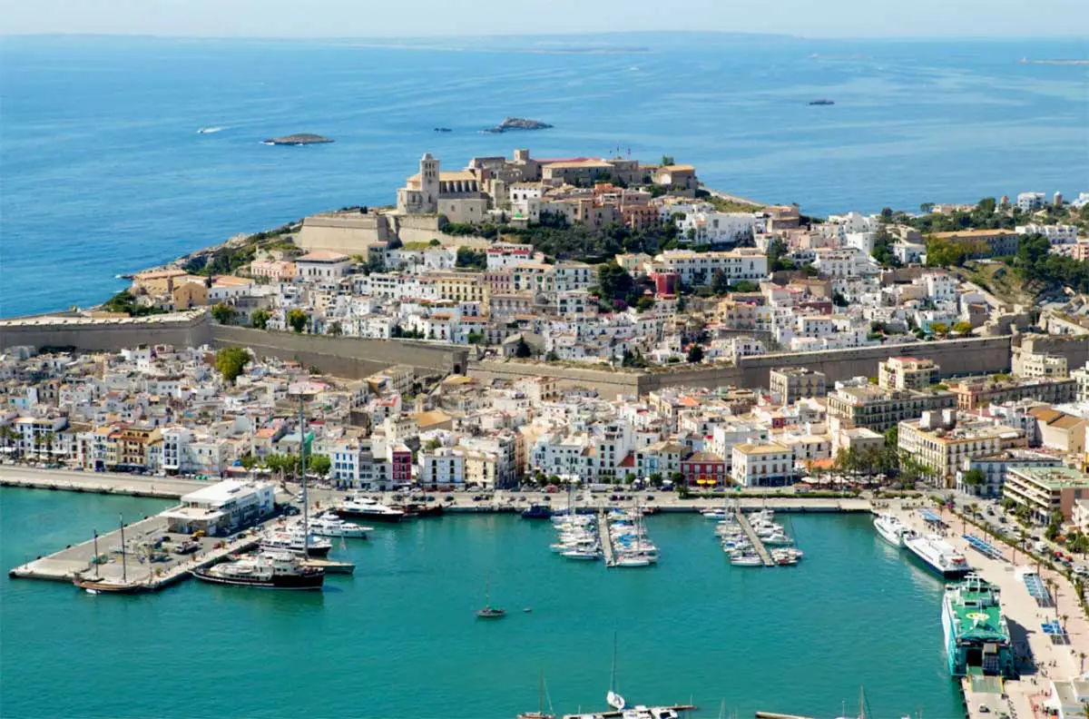 İbiza Hangi Ülkede ve Nereye Bağlı? Akdeniz’in Eğlence ve Doğa Dolu Adası