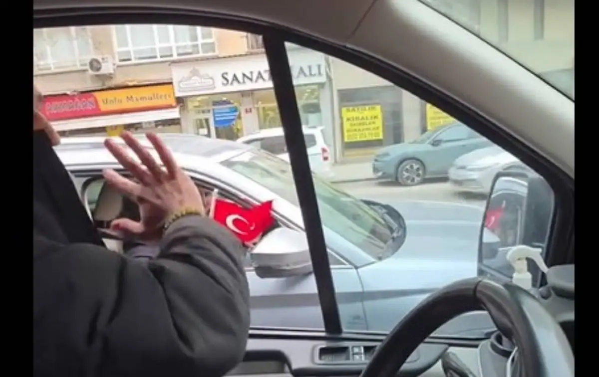 Ankara trafiğinde duygulandıran Türk bayrağı hamlesi