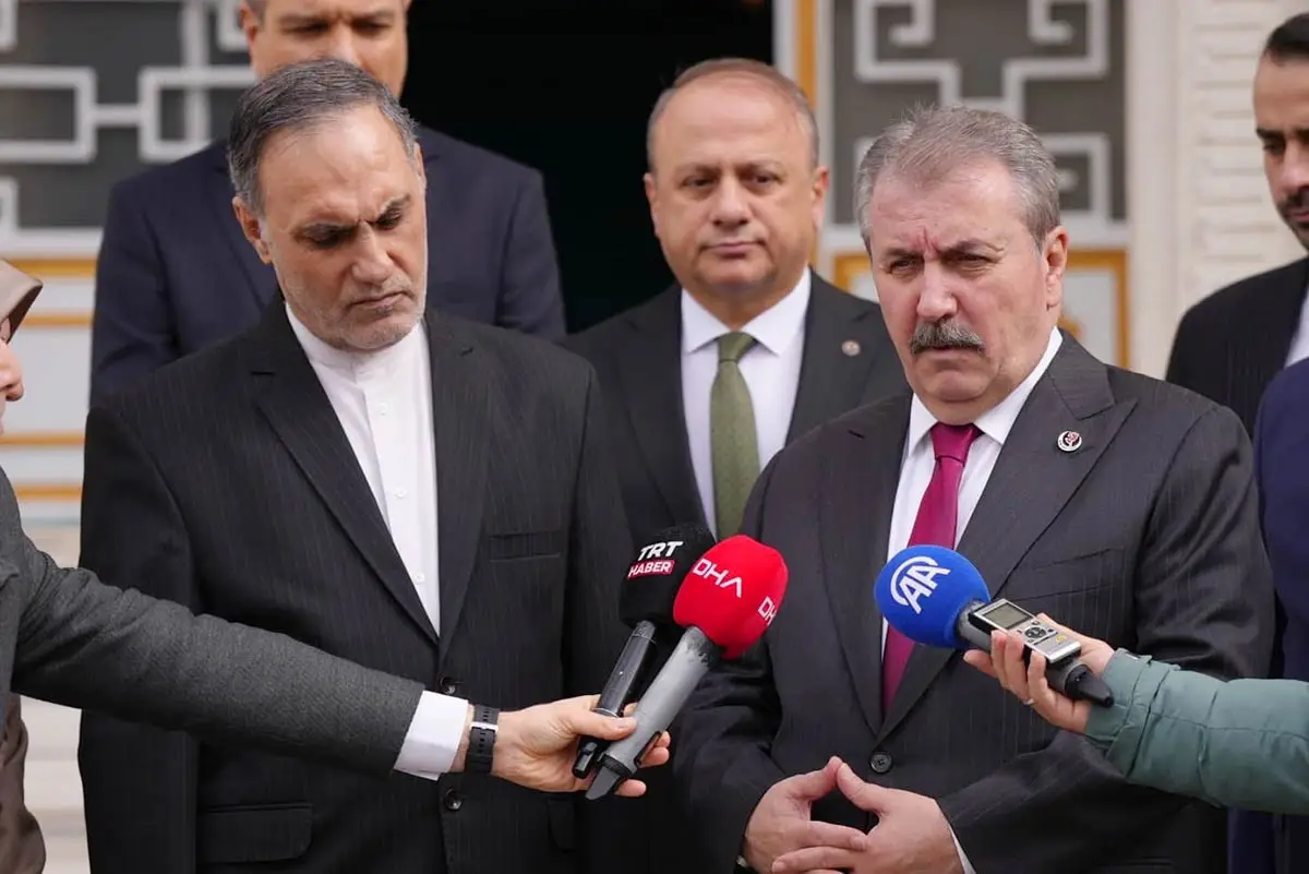 Büyük Birlik Partisi Genel Başkanı Mustafa Destici (sağ)