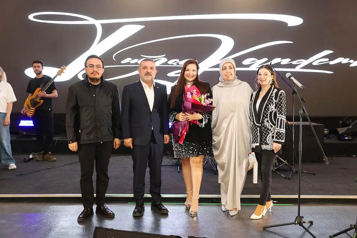 Sincan Belediye Başkanı Murat Ercan (soldan 2), eşi Emine Ercan (sağdan 2), sanatçı Tuğçe Kandemir (ortada), Sincan Belediyesi Genel Koordinatörü İsmail Can Ocak (sol)