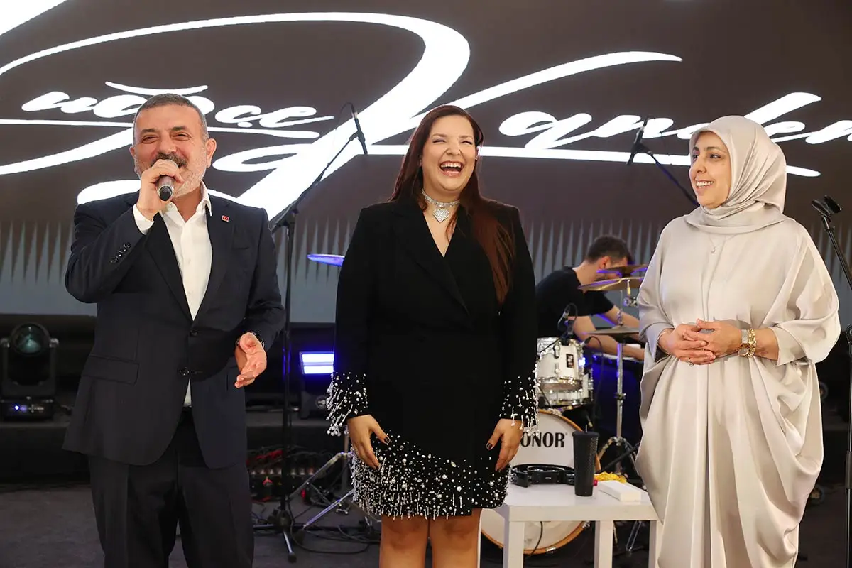 Sincan Belediye Başkanı Murat Ercan (sol) ve eşi Emine Ercan (sağ), Tuğçe Kandemir (ortada) ile birlikte