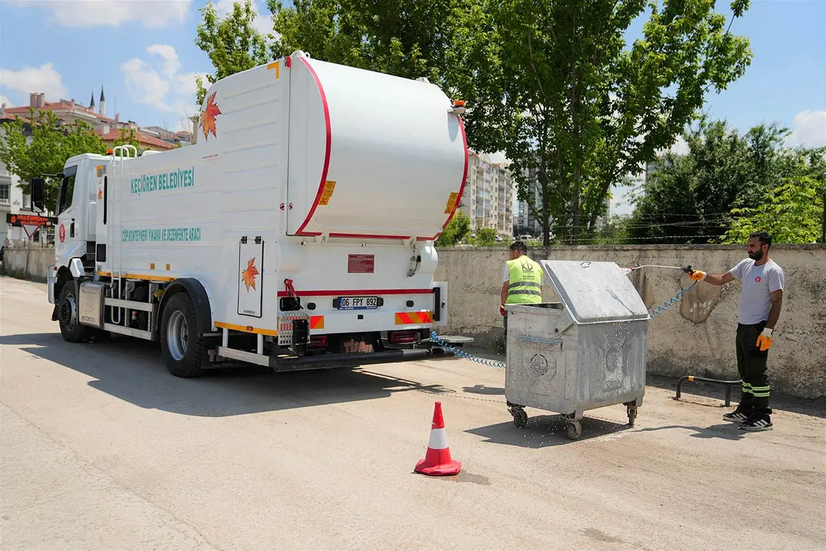 Keçiören’de çöp konteynerleri özel araçlarla yıkanıyor