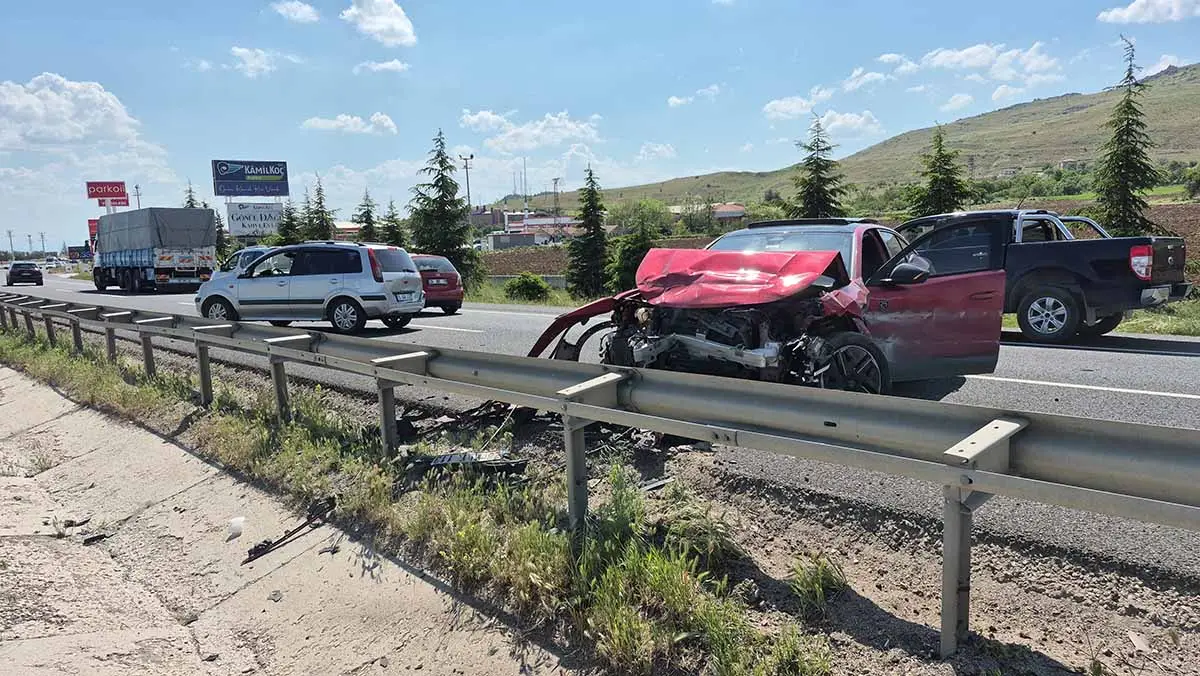 Ankara-Eskişehir yolunda 3 araçlı kaza