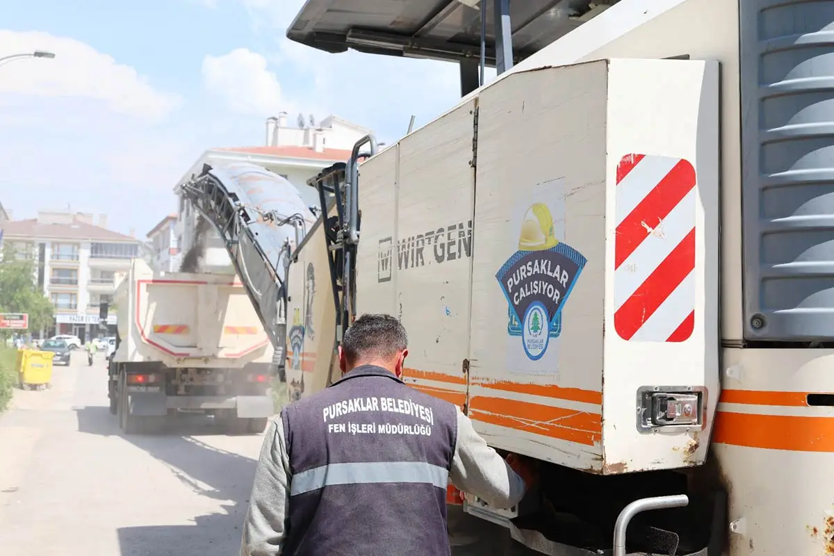 Pursaklar’da asfalt atağıyla yollar yenileniyor