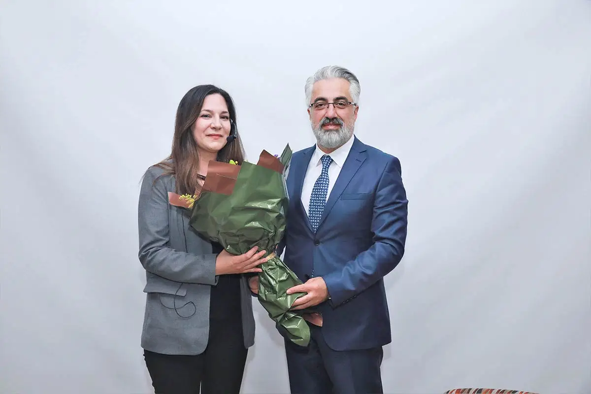 Keçiören Belediye Başkan Yardımcısı Mehmet Aygün, Psikolojik Danışmanlık ve Rehberlik Uzmanı Tuğçe Yardım’a çiçek takdim etti.
