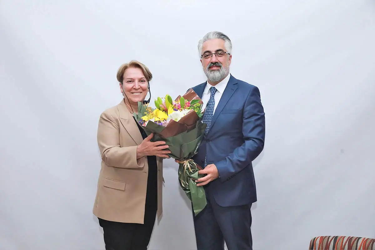 Keçiören Belediye Başkan Yardımcısı Mehmet Aygün, İlahiyatçı-Yazar Ayşe Sucu'ya çiçek takdim etti