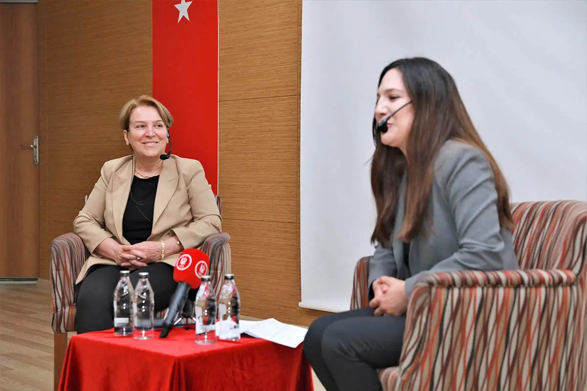 İlahiyatçı-Yazar Ayşe Sucu (sol) ile Psikolojik Danışmanlık ve Rehberlik Uzmanı Tuğçe Yardım