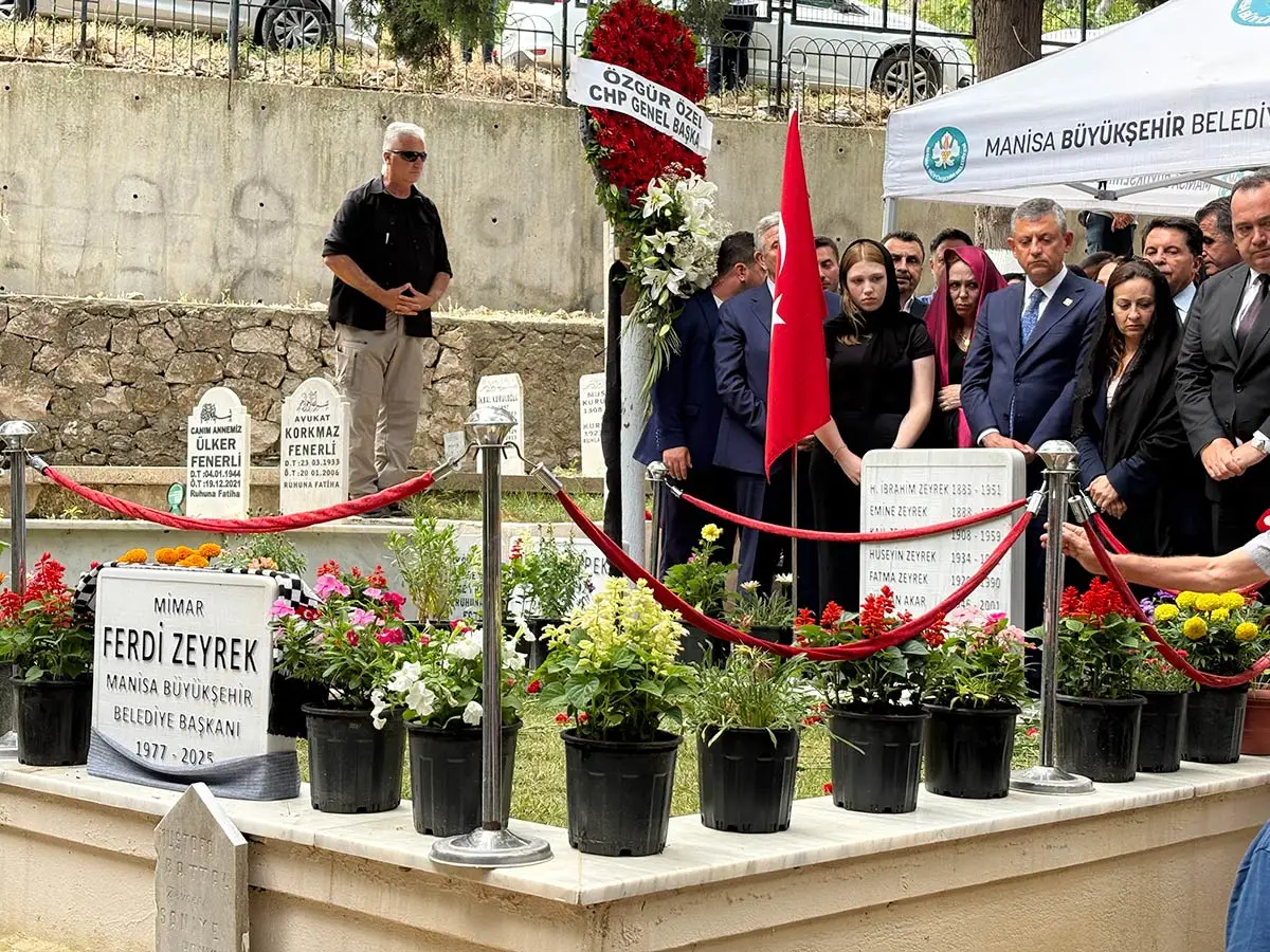 Özgür Özel ve Mansur Yavaş'tan Ferdi Zeyrek'e vefa ziyareti