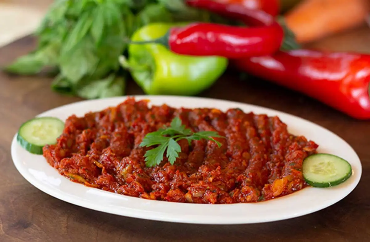 Evde 10 dakikada hazır! Restoranlardaki lezzeti eve taşıyın: Kebapçı usulü acılı ezme tarifi