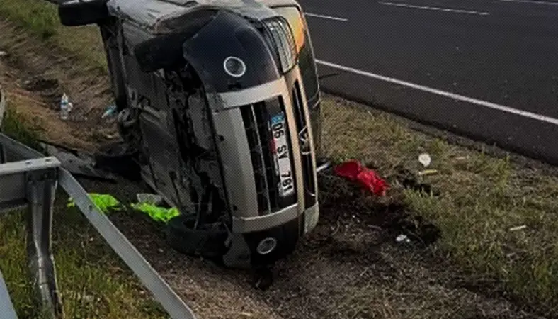 Ankara Polatlı'da otomobil refüje çarptı