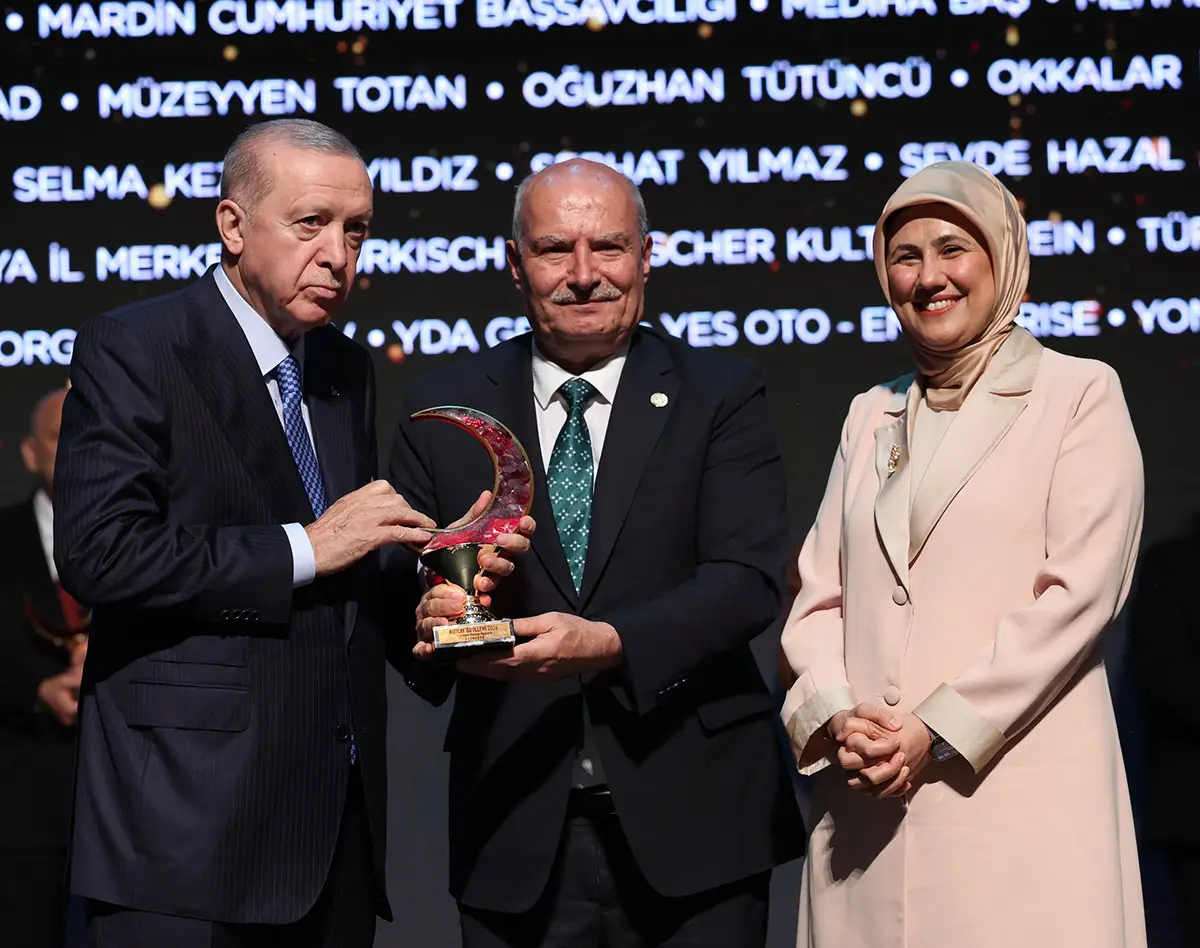 ATO'ya Kızılay'dan anlamlı ödül! Baran, ödülü Erdoğan'ın elinden aldı