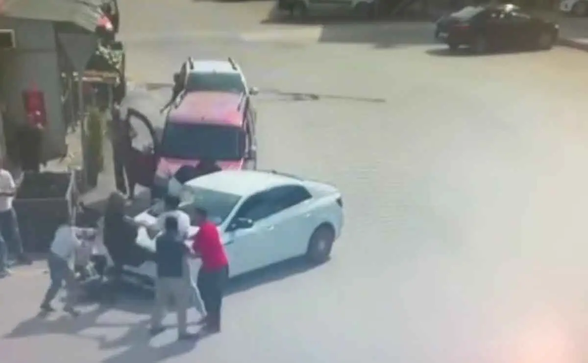 Ankara Çubuk'ta husumetlilerin kavgası kaydedildi