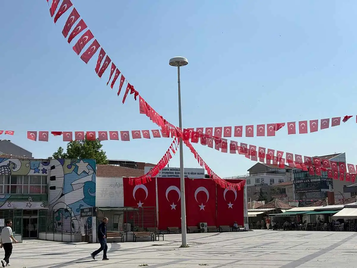Sincan kırmızı beyaza büründü