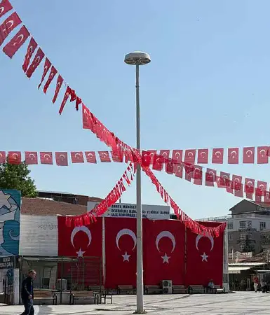 Sincan kırmızı beyaza büründü