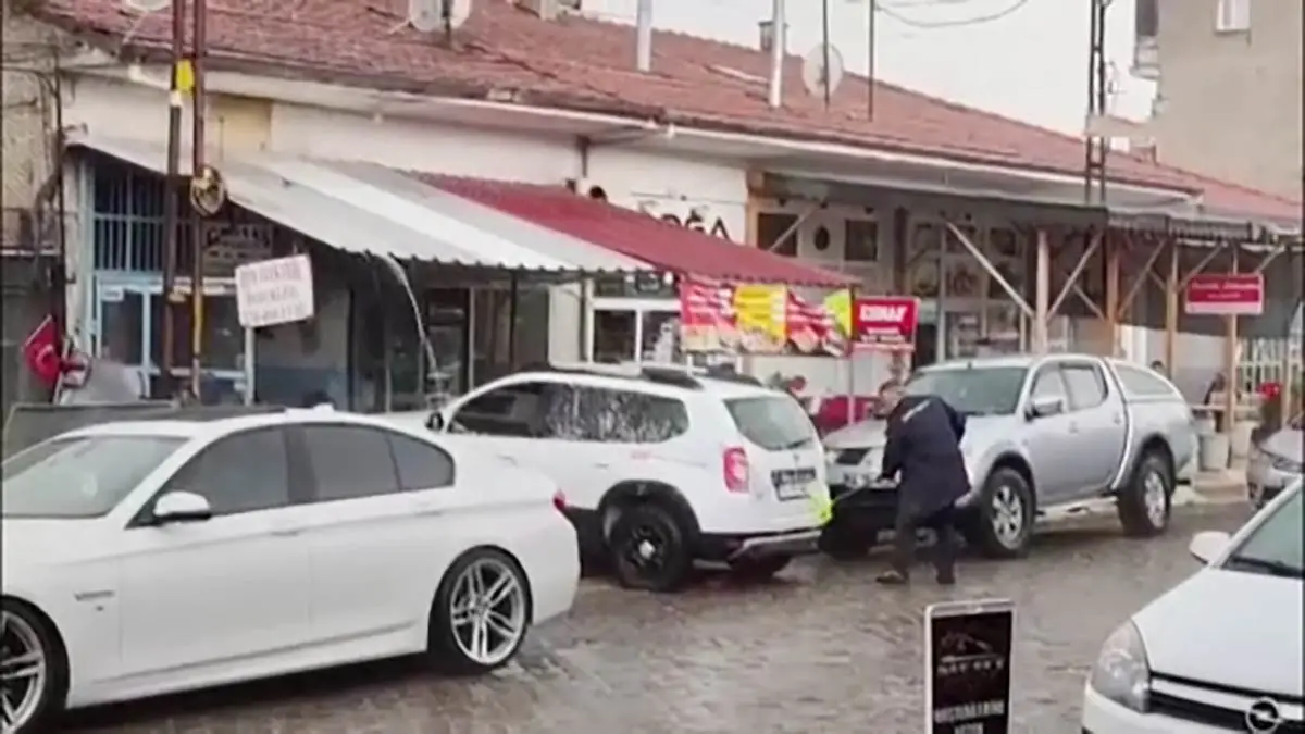 Yağmurda arabasını köpükle yıkadı