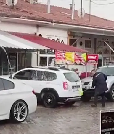 Yağmurda arabasını köpükle yıkadı