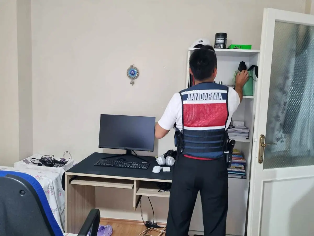 MİT’ten kredi kartı şebekesine operasyon: 3 gözaltı