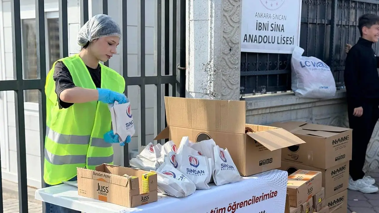 Sincan Belediyesinden LGS günü öğrencilere ikram
