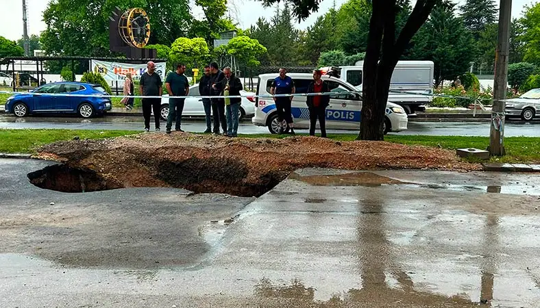 Yenimahalle’de sağanak sonrası yolda çökme meydana geldi