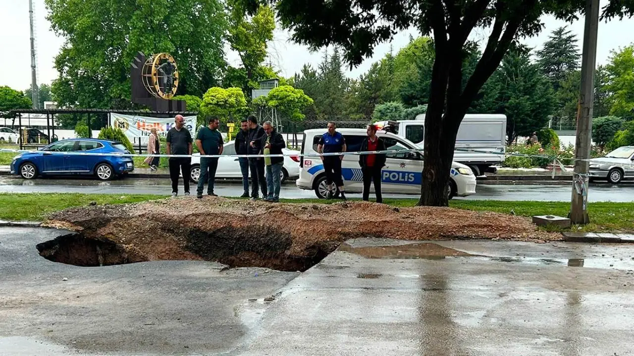Yenimahalle’de sağanak sonrası yolda çökme meydana geldi