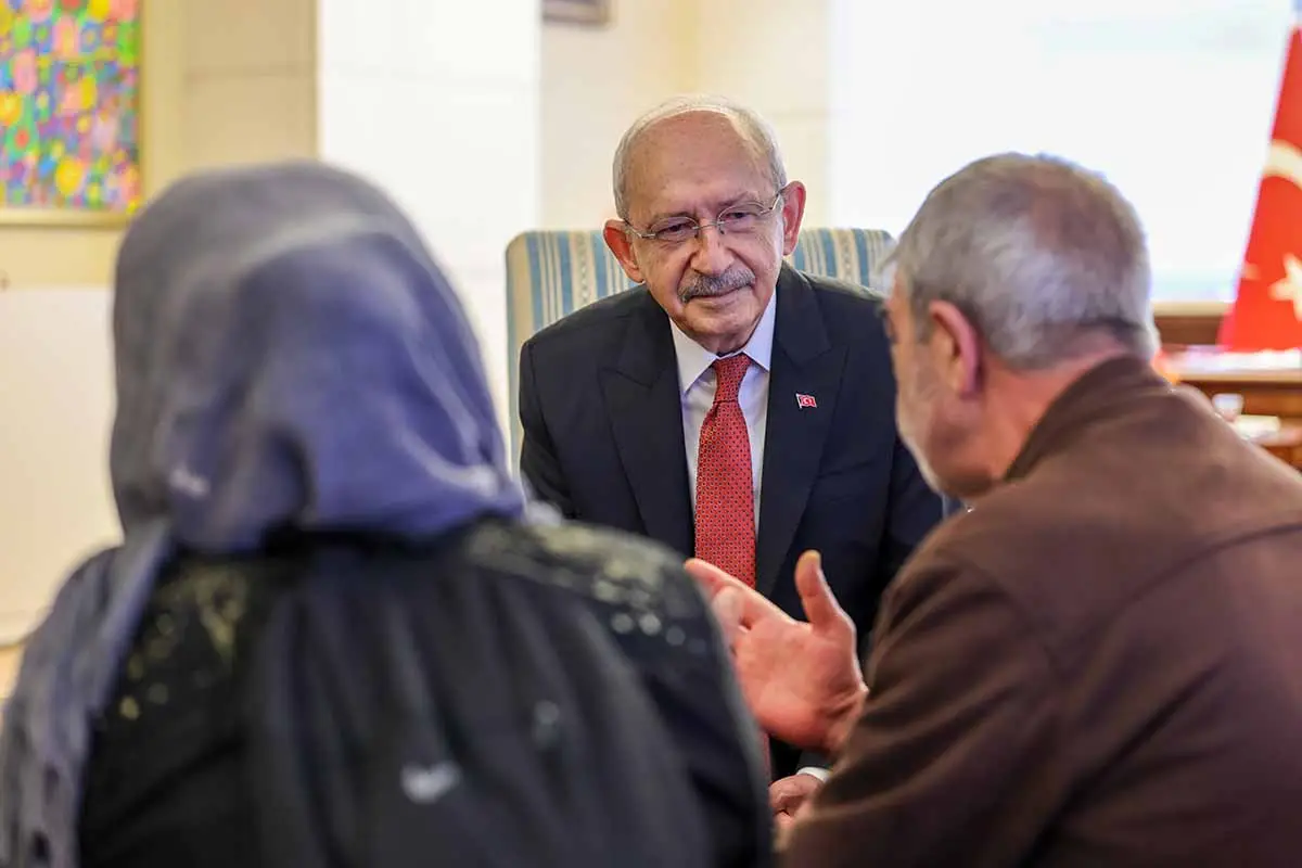 Kılıçdaroğlu, Altındağ'daki mağdur aileyi makamında kabul etti