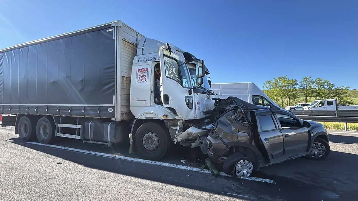 TEM Otoyolu Ankara istikametindeki kazada 2 kişi yaralandı
