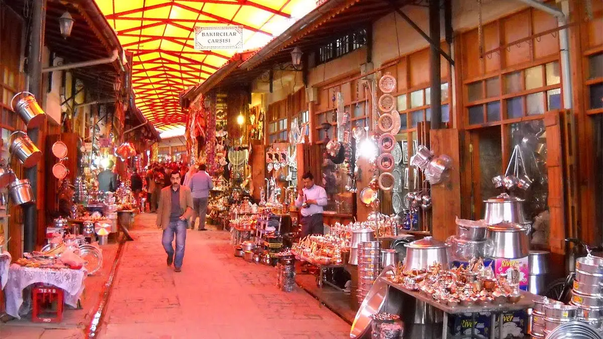 Çekiç seslerinin çarşısı: Bakırcılar Çarşısı