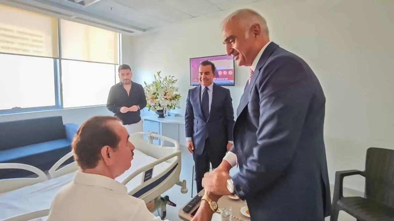 Bakan Ersoy'dan Ankara'da tedavi gören Tatlıses'e ziyaret