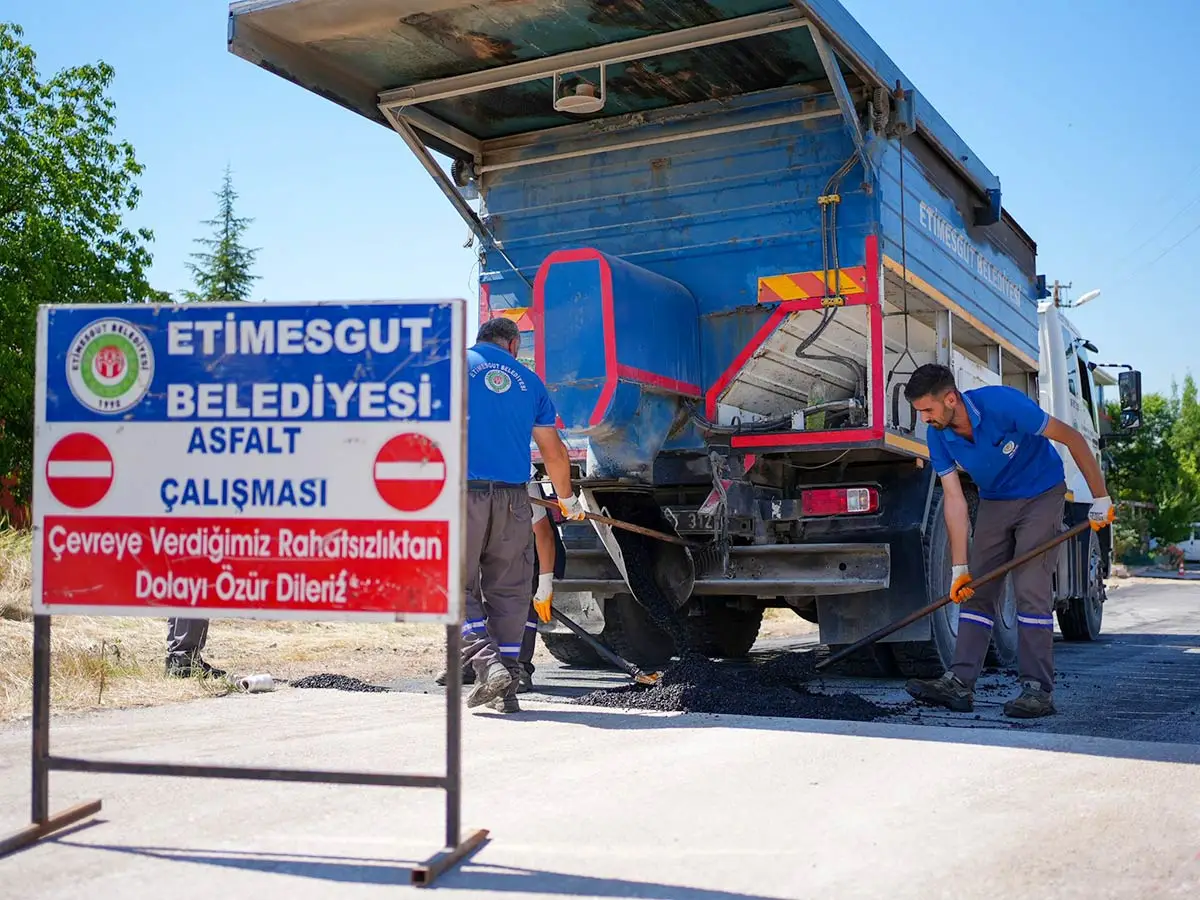 Etimesgut’ta asfalt yama çalışmaları hız kesmeden sürüyor