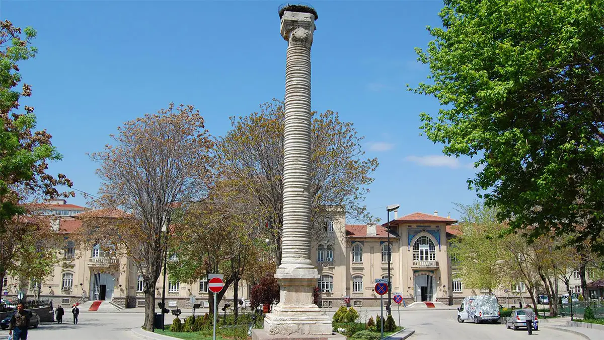 Belkıs Minaresi de denen sütun: Julianus Sütunu