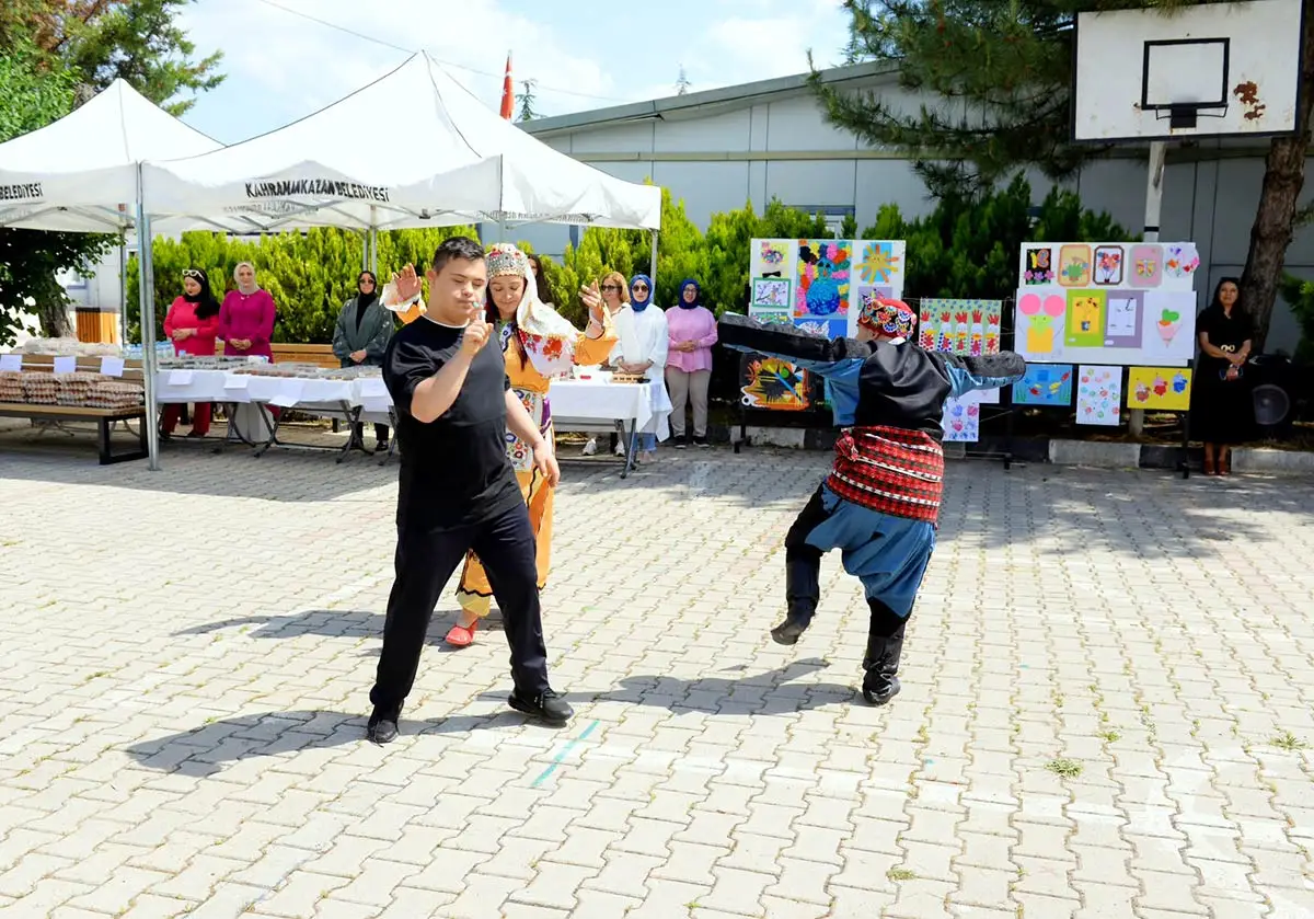 Özel öğrencilerden renkli sergi ve kermes