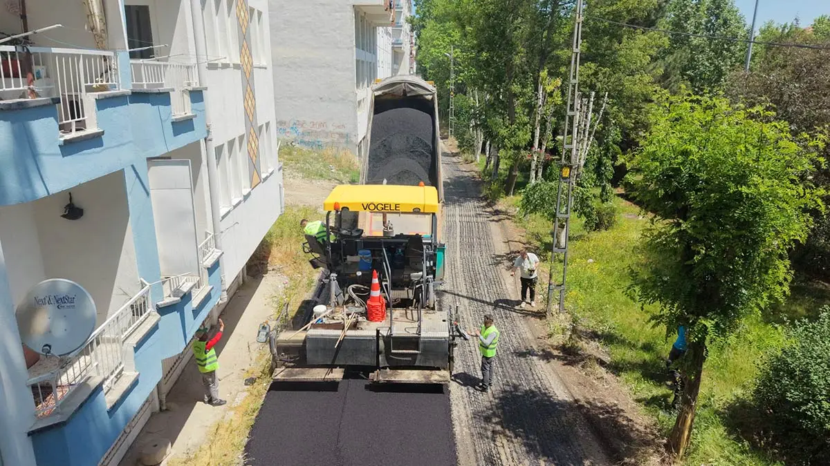 Çubuk’ta 2026 asfalt seferberliği Barbaros’ta başladı
