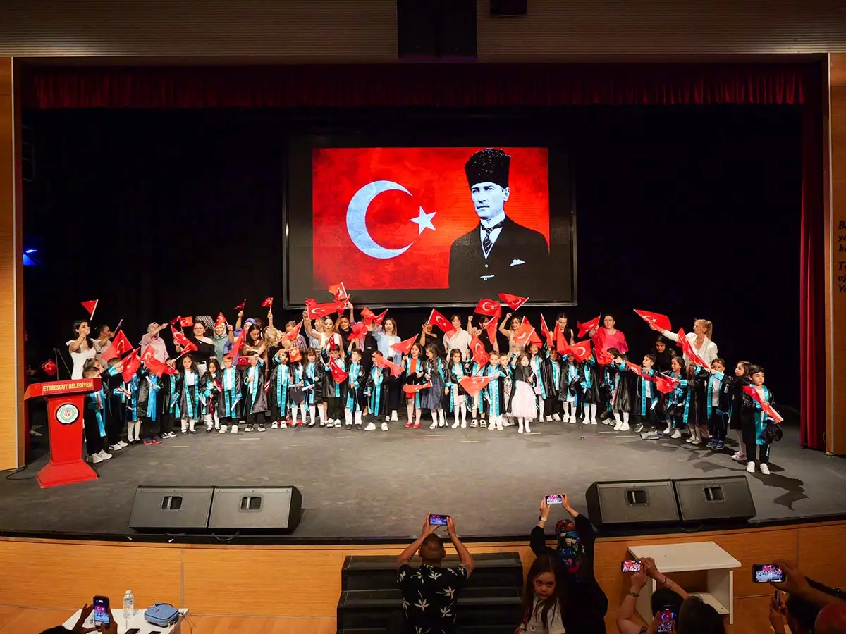 223 minik öğrencinin mezuniyet coşkusu