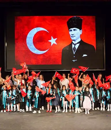 223 minik öğrencinin mezuniyet coşkusu