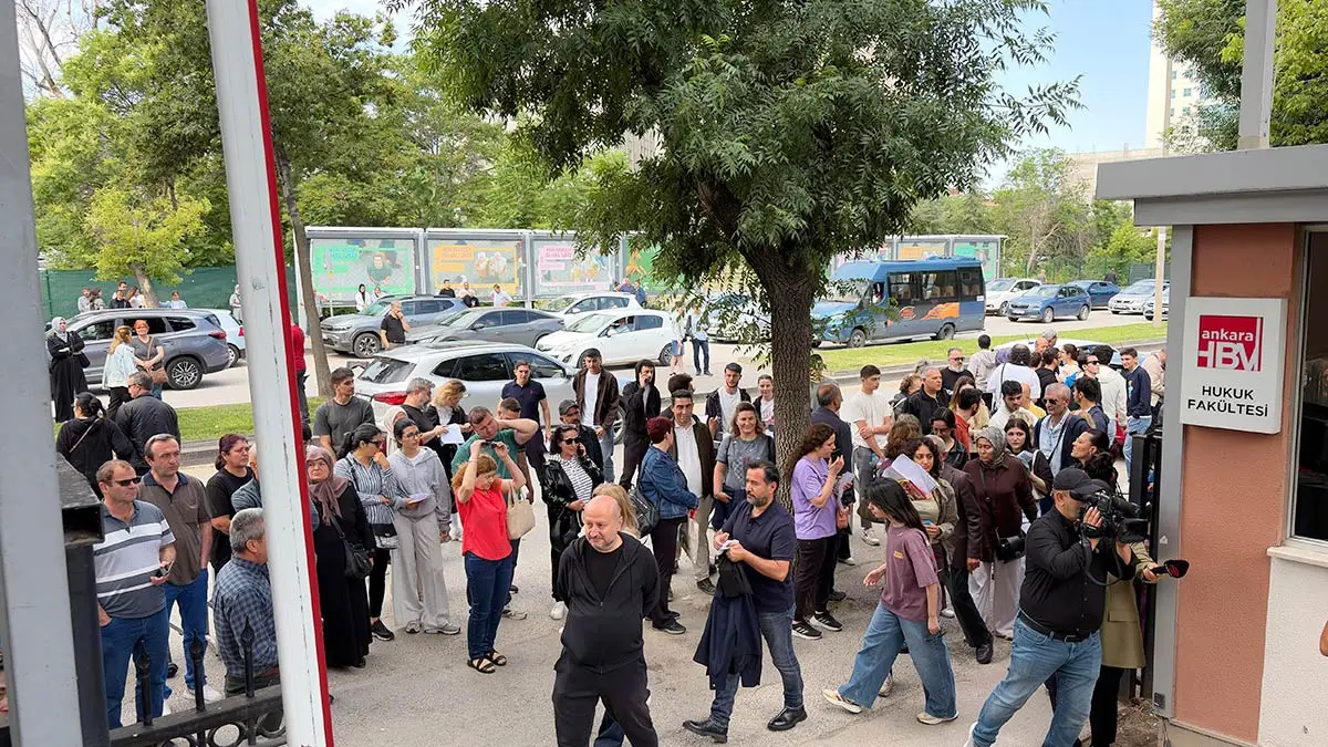 Ankara’da YKS heyecanı: Aileler okul önlerinde bekledi
