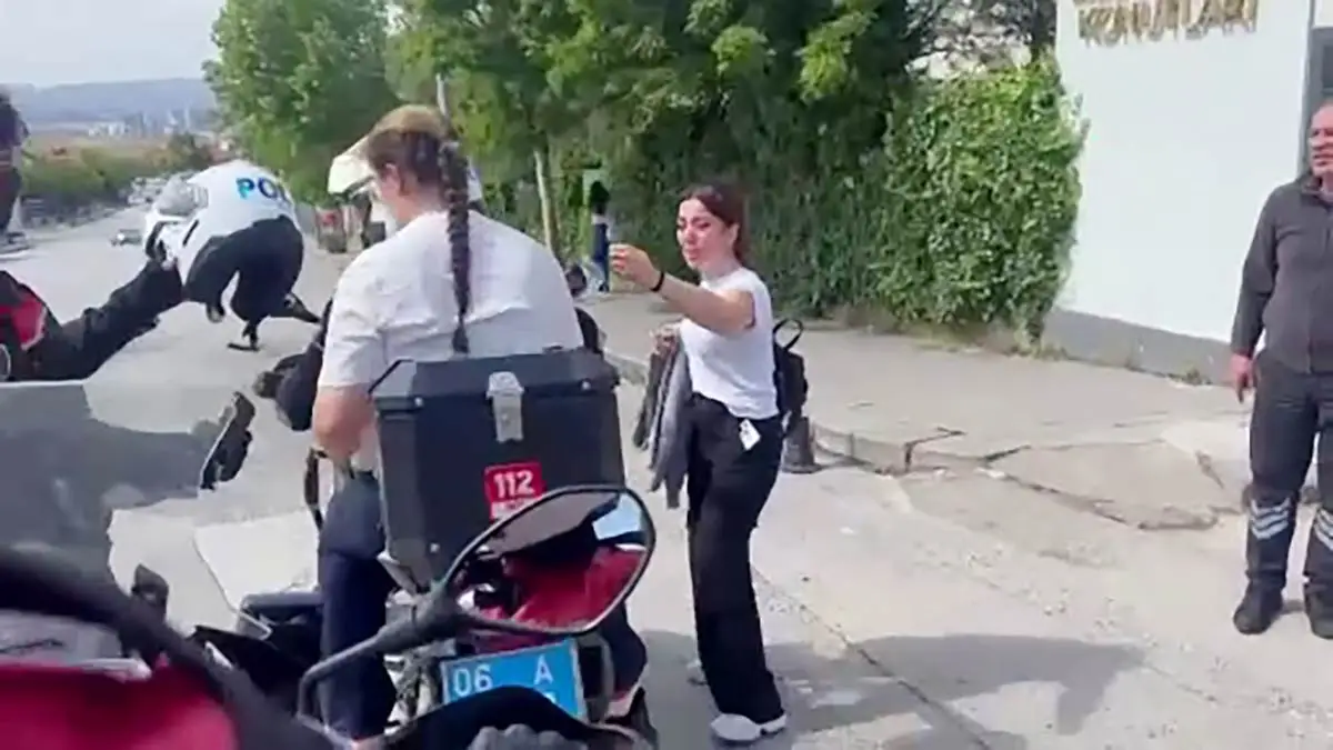 Ankara polisi YKS’ye geç kalan öğrenciyi sınava yetiştirdi